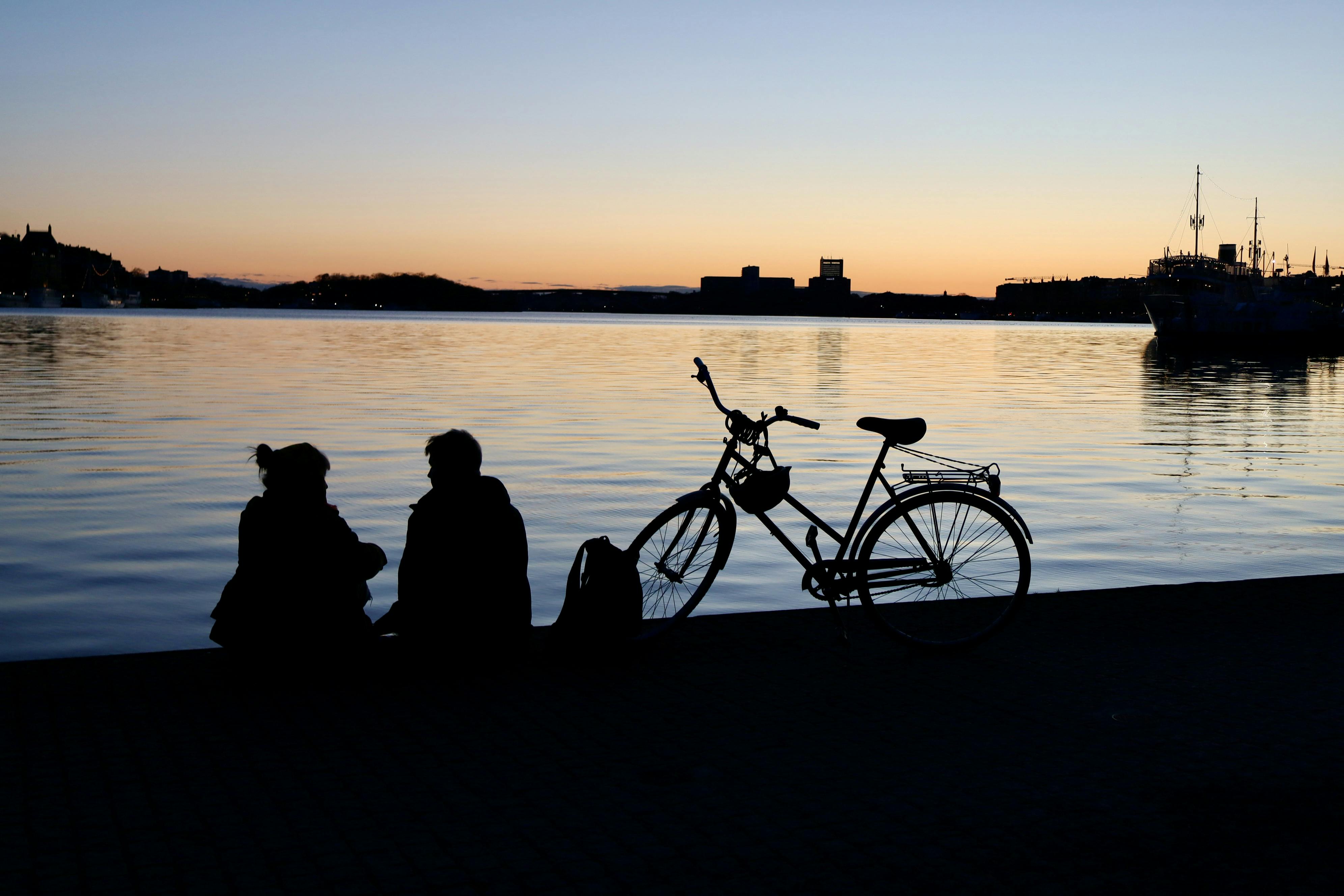 elm-pg-billboard-form SP25_STO_Sunset watch_slussen_Angelina Becker(3)