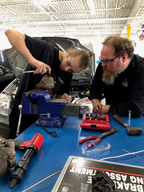 mechanic-hands-on-auto-efficiency