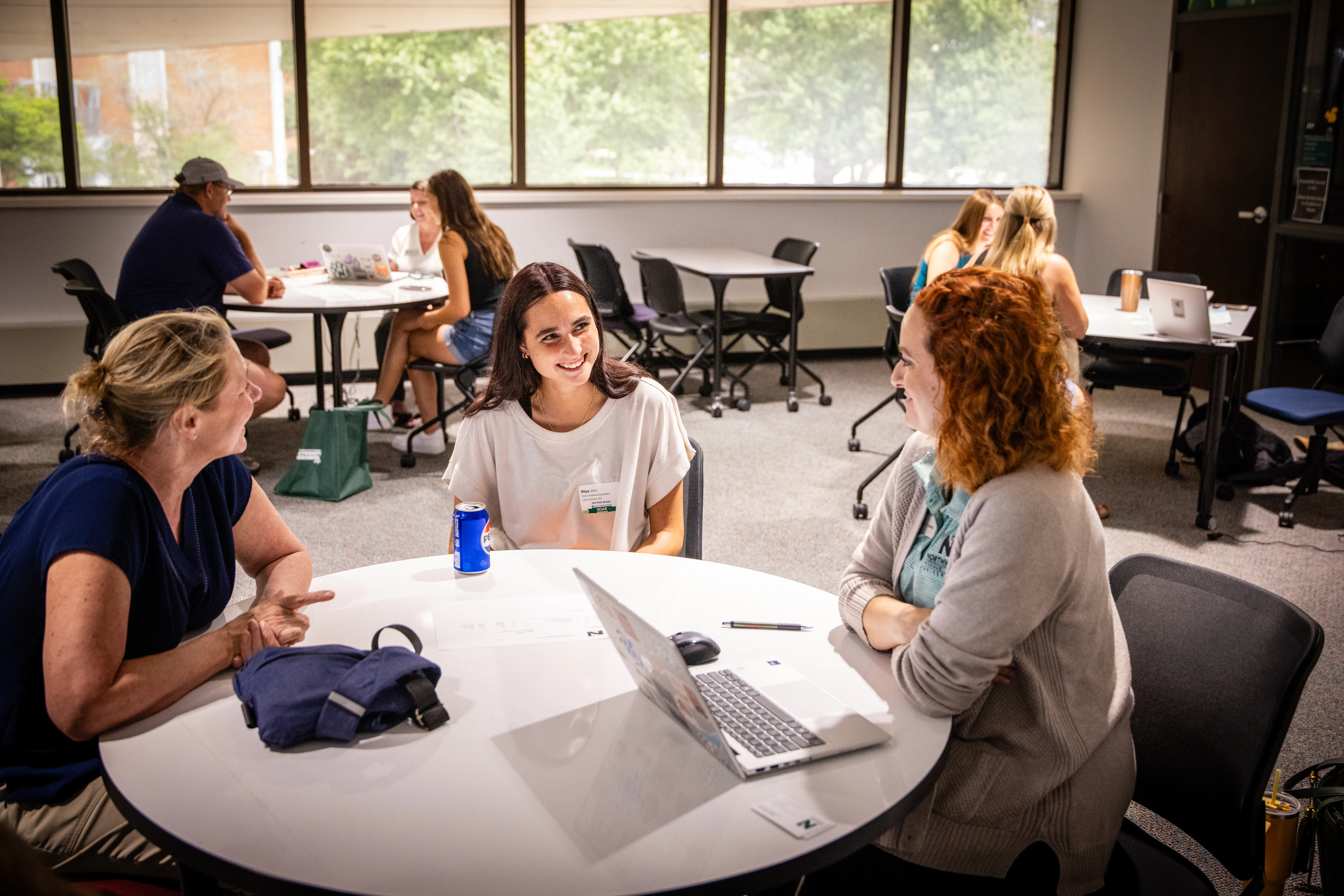 An adviser works with a student and a parent to set a schedule.