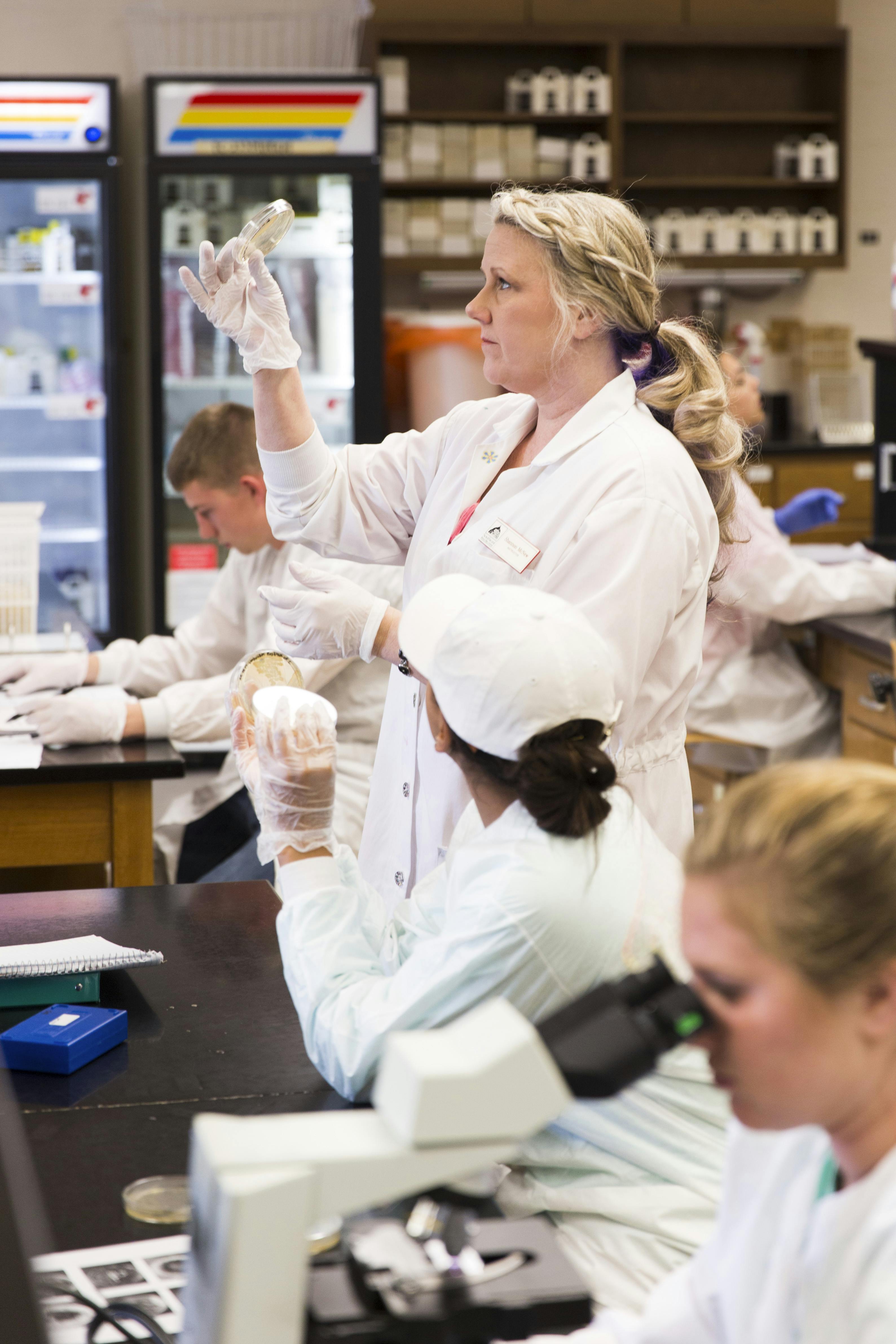 2016-Biology-lab-Microbiology-JR-0408-001