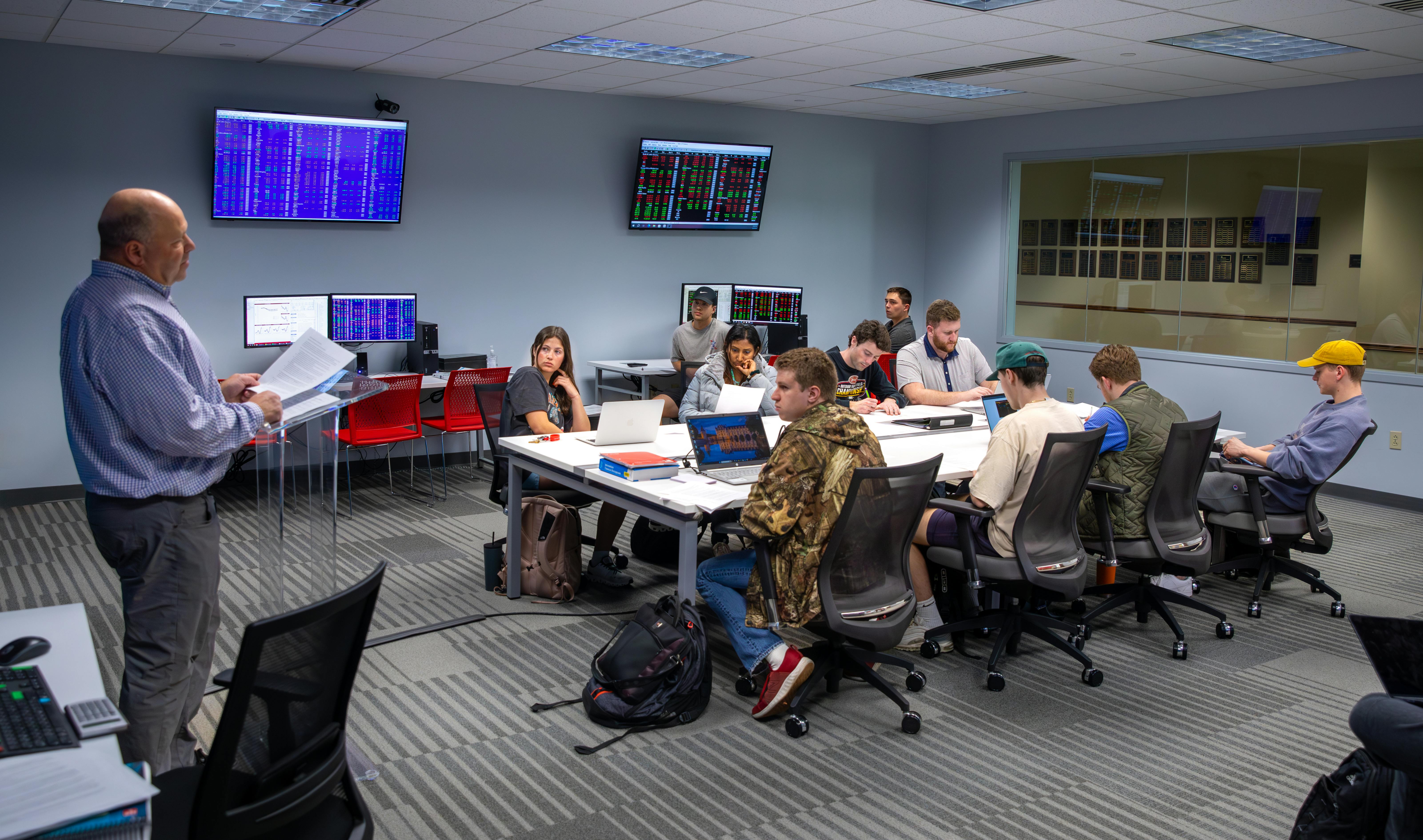 elm-pg-billboard-cta 2024-HCBC-Fianance-Fianance-Lab-SM-0304-003